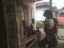 Aksi Satgas TMMD Kodim 0725/Sragen Gendong Anak Kerumahnya