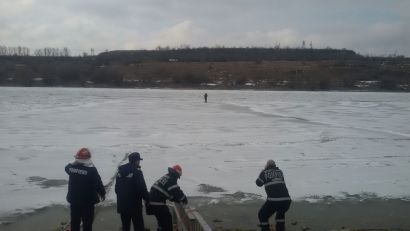 FOTO/CERNAVODĂ: Persoană salvată de pe gheață, din mijlocul canalului