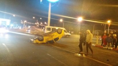 CONSTANȚA/FOTO: Accident grav în zona Pod Butelii. Taximetru răsturnat în mijlocul străzii