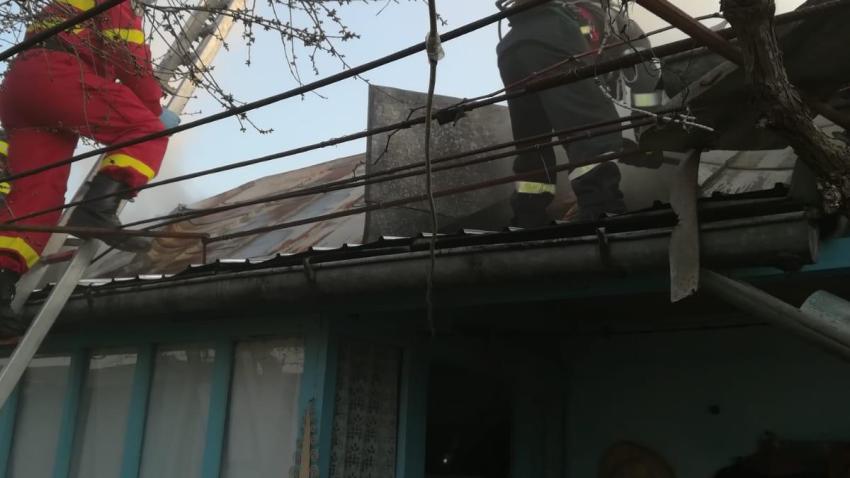Județul TULCEA: Casă cuprinsă de flăcări din cauza unui coș de fum