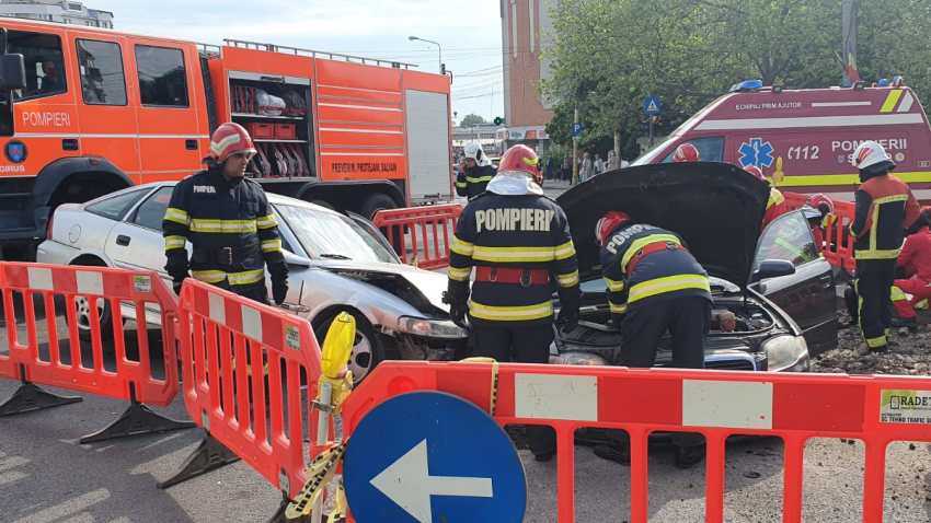 CONSTANȚA/FOTO: Accident rutier – o mașină a căzut într-o groapă de pe carosabil