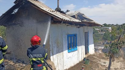 TULCEA/FOTO: Casă cuprinsă de flăcări. O femeie a avut nevoie de îngrijiri medicale