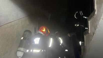 TULCEA/VIDEO: Incendiu într-un apartament de bloc. Locatari evacuați cu scara de pompieri