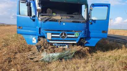 Județul Constanța/FOTO: Autocamion intrat într-un cap de pod