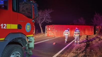 TULCEA/FOTO: Un TIR din Ucraina s-a răsturnat și a blocat traficul pe DN22A
