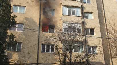 CONSTANȚA/VIDEO: Apartament cuprins de flăcări. Locatari evacuați de pompieri