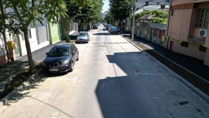 CONSTANŢA: Şoferii care parchează pe strada Vasile Lupu sunt rugaţi să elibereze spaţiul. Primăria trasează marcaje rutiere
