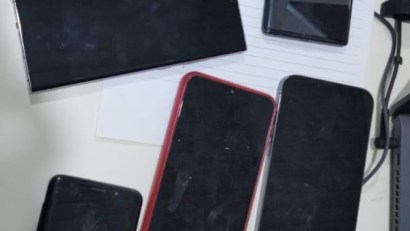 VAMA VECHE: Doi bărbați care furau telefoane mobile au fost prinși de polițiști