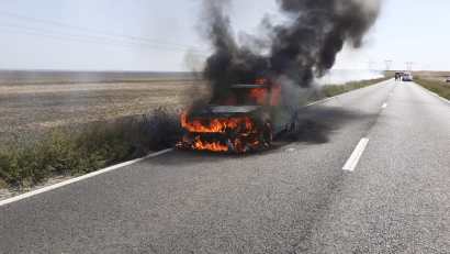FOTO: Autoturism distrus de un incendiu pe DN 22