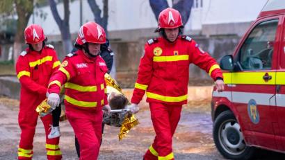 TULCEA: Plan roșu de intervenție în cazul unui incendiu major. 11 persoane evacuate dintr-un incendiu. Din fercicire, este un EXERCȚIU
