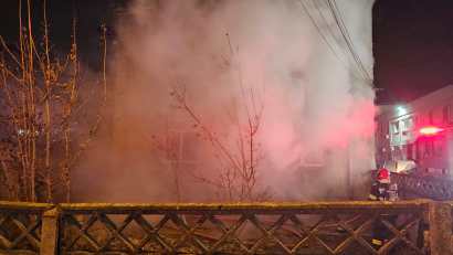 CONSTANȚA/FOTO: Locuință cuprinsă de flăcări. O victimă a fost resuscitată