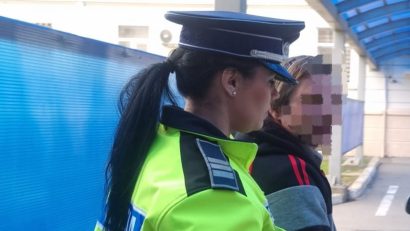 Bărbaţi reţinuţi pentru conducere fără permis. Unul dintre ei circula cu numere false şi nu a oprit la semnalul poliţiştilor