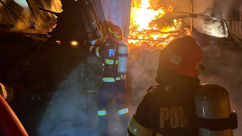 TULCEA/FOTO: Incendiu puternic cu pericol de propagare. 16 apartamente de bloc au fost afectate