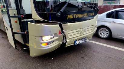 Un accident rutier între un autocar şi o maşină, a avut loc în zona 2 Cocoşi din Constanţa. În autocar erau 40 de adulţi şi doi copii. Există şi o victimă