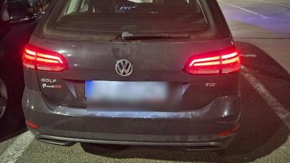 CONSTANȚA: Persoană fără permis de conducere se plimba cu un prieten pe capota mașinii