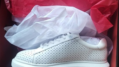 Pantofi sport contrafăcuţi în valoare de peste un milion de lei, descoperiţi în Portul Constanţa