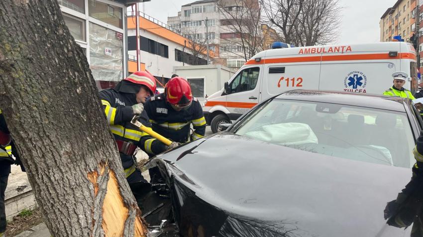 TULCEA: Un bărbat a murit în urma unui accident rutier. Maşina în care se afla s-a izbit de un copac