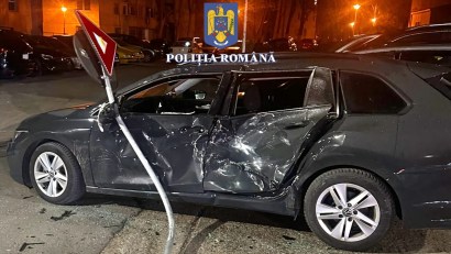 Un şofer aflat sub influenţa băuturilor alcoolice şi posibil drogat, a provocat un accident pe bulevardul Alexandru Lăpușneanu, după care a fugit de la faţa locului