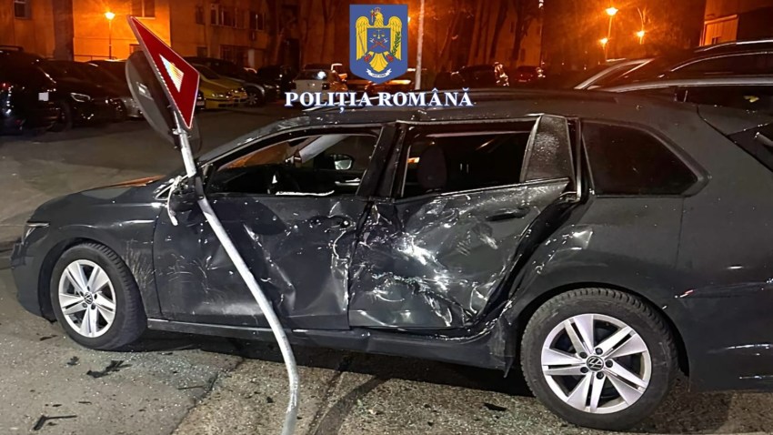 Un şofer aflat sub influenţa băuturilor alcoolice şi posibil drogat, a provocat un accident pe bulevardul Alexandru Lăpușneanu, după care a fugit de la faţa locului Un şofer aflat sub influenţa băuturilor alcoolice şi posibil drogat, a provocat un accident pe bulevardul Alexandru Lăpușneanu, după care a fugit de la faţa locului