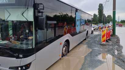 FOTO, VIDEO – CONSTANŢA: Trafic îngreunat pe strada Baba Novac. Zona este plină de gropi din cauza unui şantier