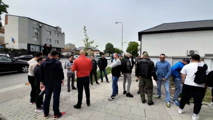 Zeci de polițiști protestează și vineri în fața IPJ Constanța