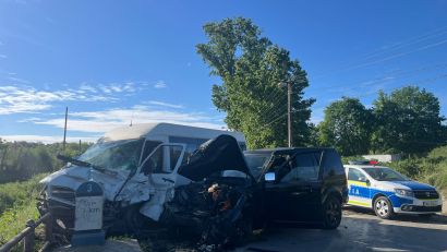 UPDATE / TULCEA – FOTO, VIDEO: Nouă persoane au fost implicate într-un accident. Impactul s-a produs între un microbuz şi o maşină de teren