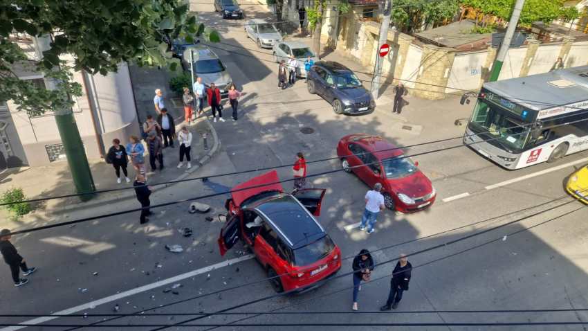 CONSTANȚA: Accident rutier, cu 3 mașini implicate