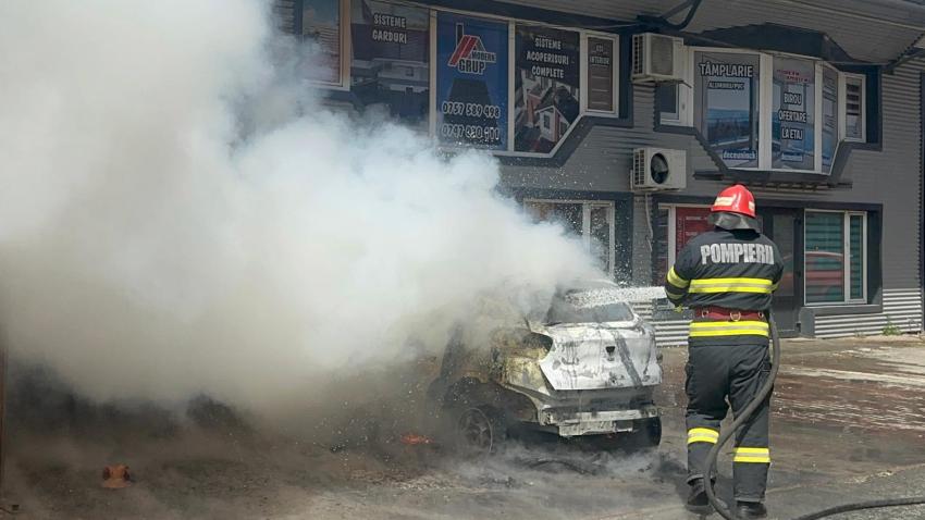 FOTO/VIDEO: O maşină a luat foc în Tulcea. Incendiul s-a extins şi la un spaţiu comercial din apropiere