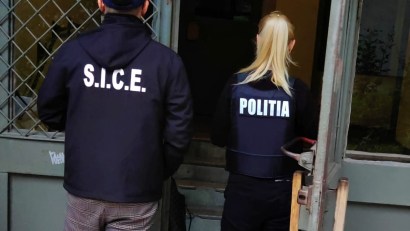 Poliţiştii constănţeni au percheziţionat locuinţa unei femei. Aceasta este bănuită de înșelăciune și uz de fals