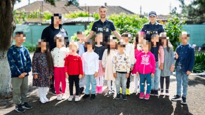 Mai mulţi preşcolari şi elevi s-au întâlnit cu poliţiştii de la Secția 3 Rurală Mihail Kogălniceanu