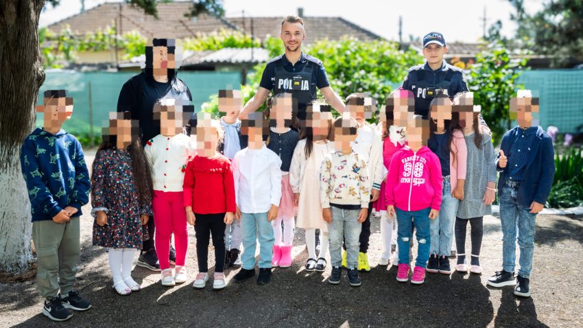 Mai mulţi preşcolari şi elevi s-au întâlnit cu poliţiştii de la Secția 3 Rurală Mihail Kogălniceanu