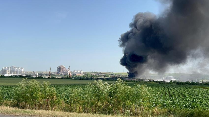 UPDATE / MEDGIDIA: Mai multe cauciucuri au luat foc. Incendiul se manifestă pe o suprafaţă de o mie de metri pătraţi
