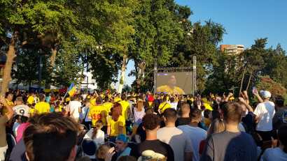 Mii de constănţeni au urmărit meciul de aseară pe mai multe ecrane amplasate în oraş