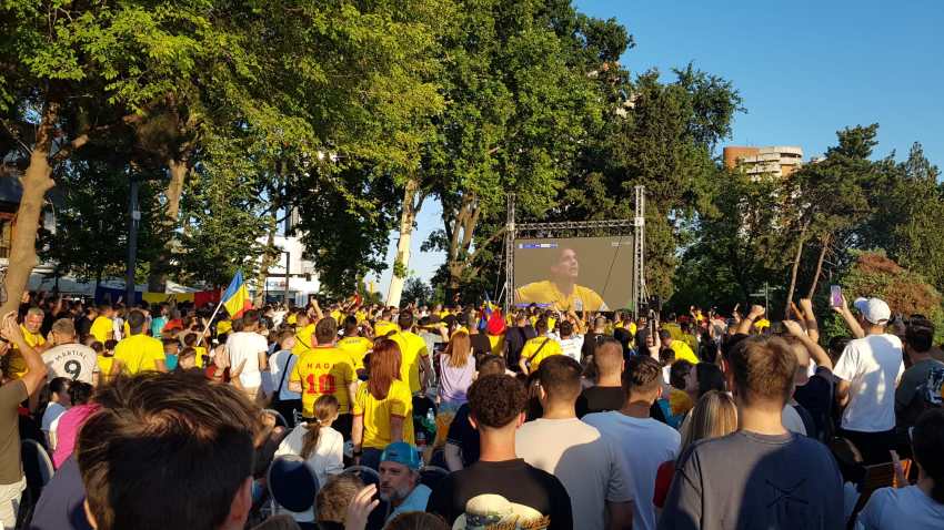 Mii de constănţeni au urmărit meciul de aseară pe mai multe ecrane amplasate în oraş
