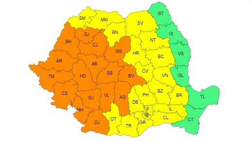 Aproape întreaga țară, sub CODURI GALBEN și PORTOCALIU de vijelii și ploi torențiale