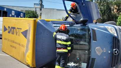 FOTO | Accident rutier în CONSTANȚA. Un microbuz s-a răsturnat în zona CET