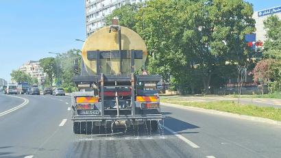 CONSTANȚA: Străzile sunt stropite cu apă în zilele caniculare