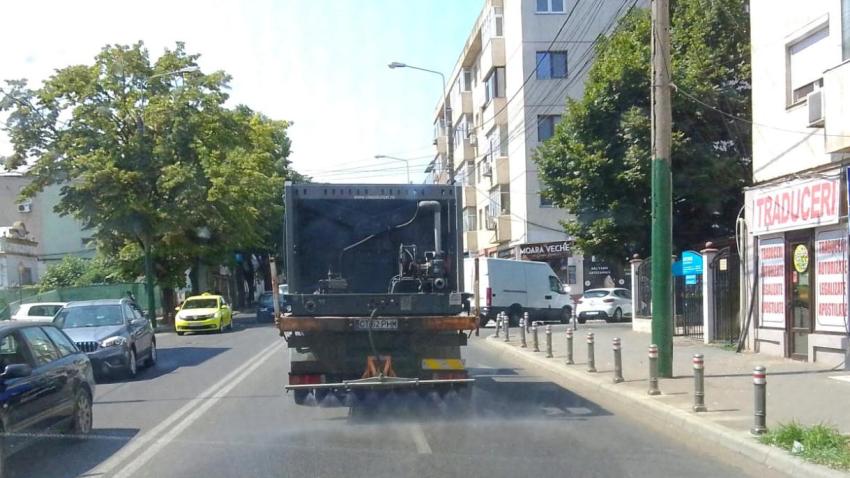 CONSTANȚA: Bulevardele și străzile principale, stropite cu apă și spălate