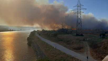 CFR: 10 trenuri de călători oprite temporar din cauza incendiului de vegetație din zona Basarabi – Dorobanțu
