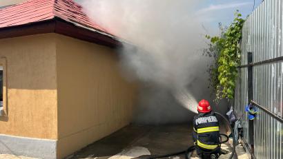 UPDATE / TULCEA: O casă a fost cuprinsă de flăcări. Doi copii au fost evacuaţi