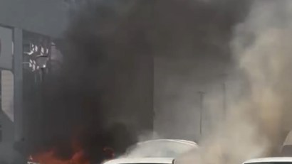 Un autoturism a fost cuprins de flăcări în parcarea unui centru comercial din Constanţa