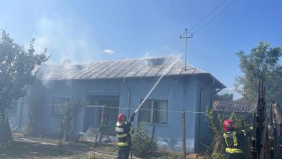 TULCEA: Pompierii acţionează simultan pentru lichidarea a patru incendii izbucnite în diferite localităţi de la nivelul judeţului