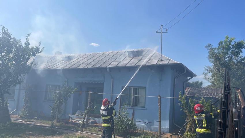 TULCEA: Pompierii acţionează simultan pentru lichidarea a patru incendii izbucnite în diferite localităţi de la nivelul judeţului