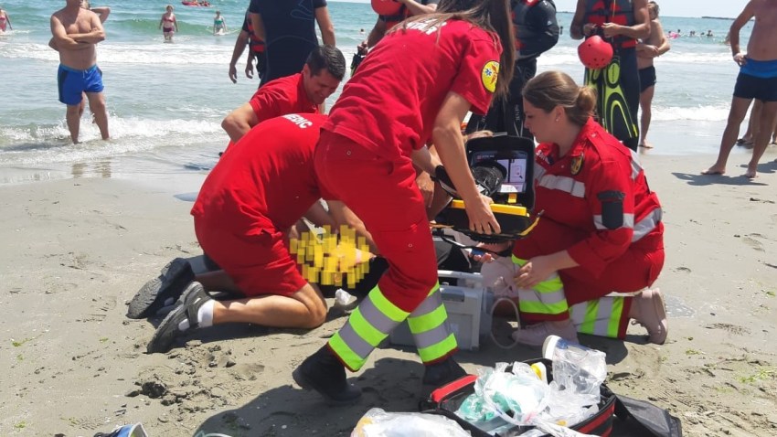 UPDATE / Un bărbat este resuscitat, după ce a fost scos din apă de salvamari