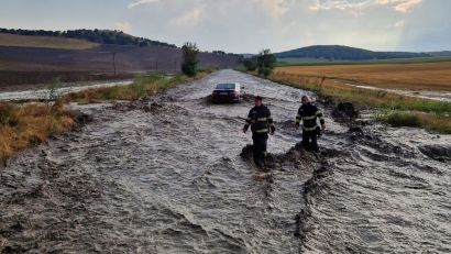 TULCEA: Zeci de mașini surprinse de o viitură puternică, în zona localității Horia