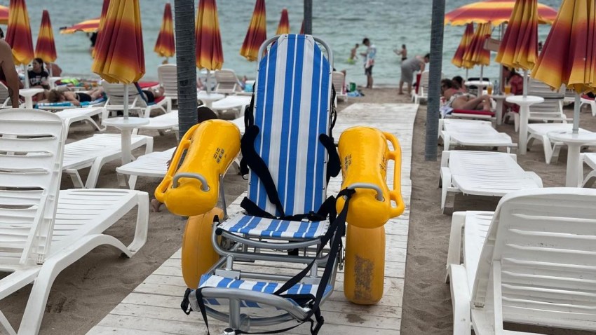 „Plajă și Mare pentru TOȚI”: scaune plutitoare pentru persoanele cu dizabilități pe întreg litoralul