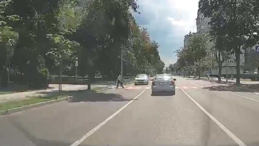 CONSTANŢA – VIDEO: O persoană a fost la un pas să fie lovită pe trecere de un şofer care circula pe contrasens. Incidentul a avut loc pe bulevardul Tomis