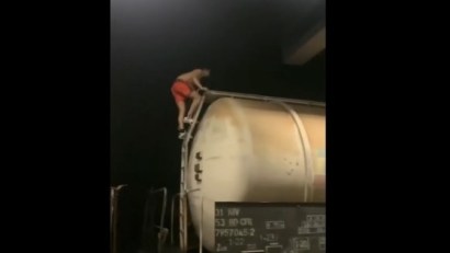 ȘOCANT: Tânăr electrocutat pe un vagon de tren sub privirile prietenilor, care au filmat gestul de maximă inconștiență