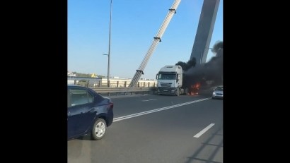 Un camion a luat foc pe Podul de la AGIGEA