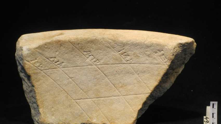 AUDIO: Povestea unui fragment de cadran solar antic, descoperit de arheologul Octavian Mitroi